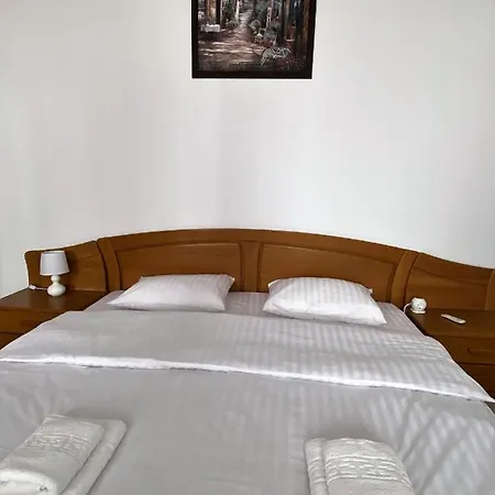 Ely's Place Apartment